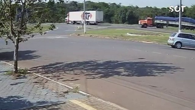 Colisão entre micro-ônibus e caminhão deixa 15 feridos na BR-277 em Céu Azul