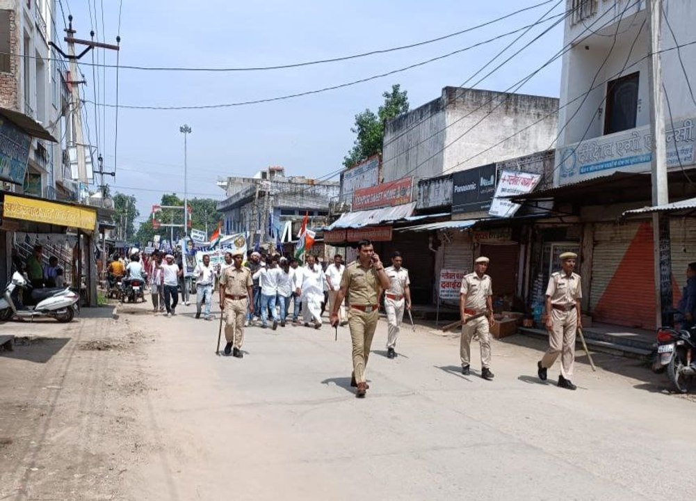 पुलिस प्रशासन की मुस्तैदी; शांतिपूर्ण रैली निकली, एसडीएम को सौंपा ज्ञापन