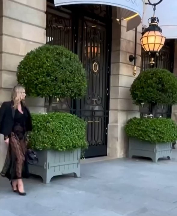 Un #proverbe #japonais dit : « Le #succès c’est tomber sept fois, se relever huit ». Demandez à #katemoss qui #chute devant nos #cameras ici à la #placevendome avant de se #relever