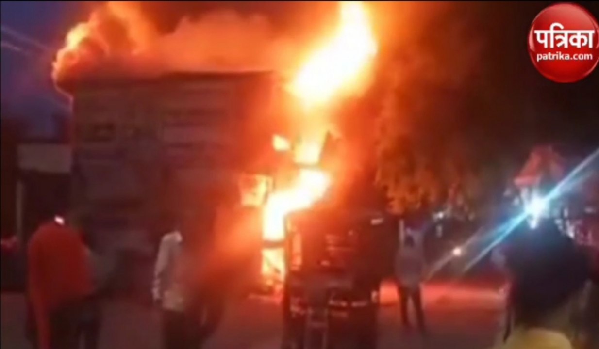 Bahraich News: बहराइच रेलवे स्टेशन परिसर में  शॉर्ट सर्किट से लगी आग, तीन दुकानें जलकर खाक, लपटे देख सहमे लोग, देखें वीडियो