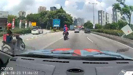 Kemalangan rider motosikal merempuh tayar treler yang tercabut