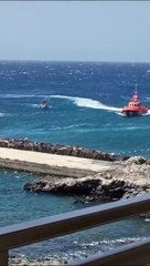 Momento en el que Salvamento Marítimo arribaba al puerto de La Restinga con el cayuco rescatado