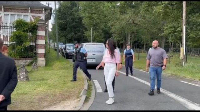 Anouchka, figlia di Alain Delon, piange davanti alla casa del padre