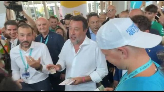 Salvini show al Meeting, acquista 10 biglietti lotteria: cosa vinco?