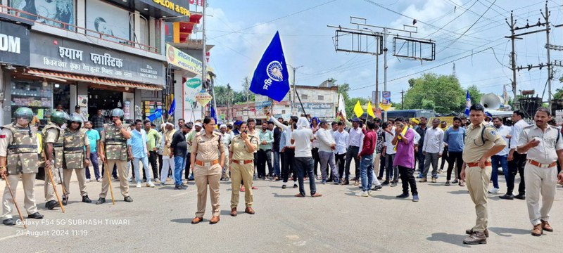 आरक्षण संबंधी सुप्रीम कोर्ट के फैसले के विरोध में सडक़ पर उतरे एसटीएससी ओबीसी संगठन, दिन भर शहर के सडक़ों में घूमकर किया प्रदर्शन