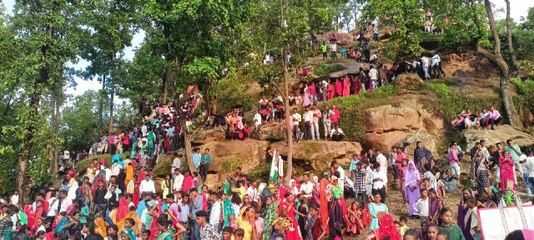 दहजुड़ में पहाड़ के किनारे लगा मेला, मनाया गया कजलियां