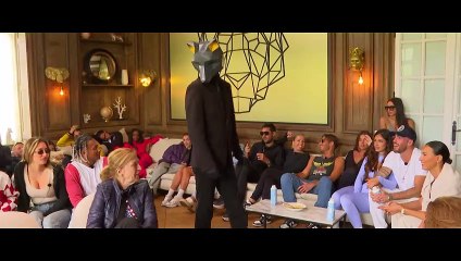 "Si j'ai envie de crier je crie !" : Kim Glow pète un plomb dans "Les Cinquante" sur W9