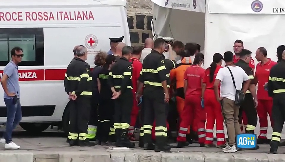 Video Le operazioni di recupero del primo corpo dallo yacht Bayesian inabissato al largo di Porticello