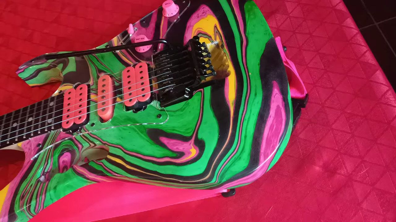 une magnifique Ibanez Steve Vai ramené de Los Angeles en 2018.