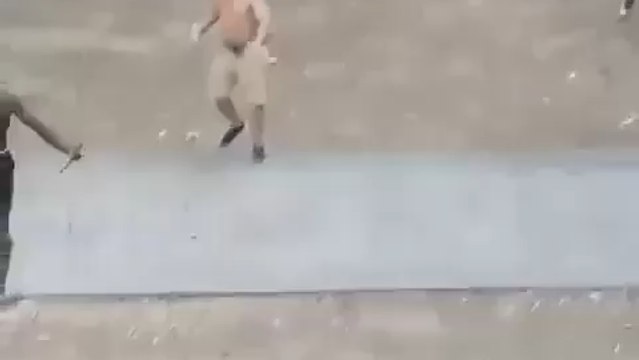 El vídeo de la reyerta con armas blancas que atajó la Policía Nacional en Alcalá de Henares.