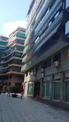 Pedreiro que trabalhava perto salva criança que subiu a grade de varanda