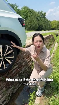 What should you do if your car wheel falls into a ditch#tiktok#howto#cartok#car#automotive #driving #skills #knowledge #fpy #fyp #tips #foryou #carsoftiktok