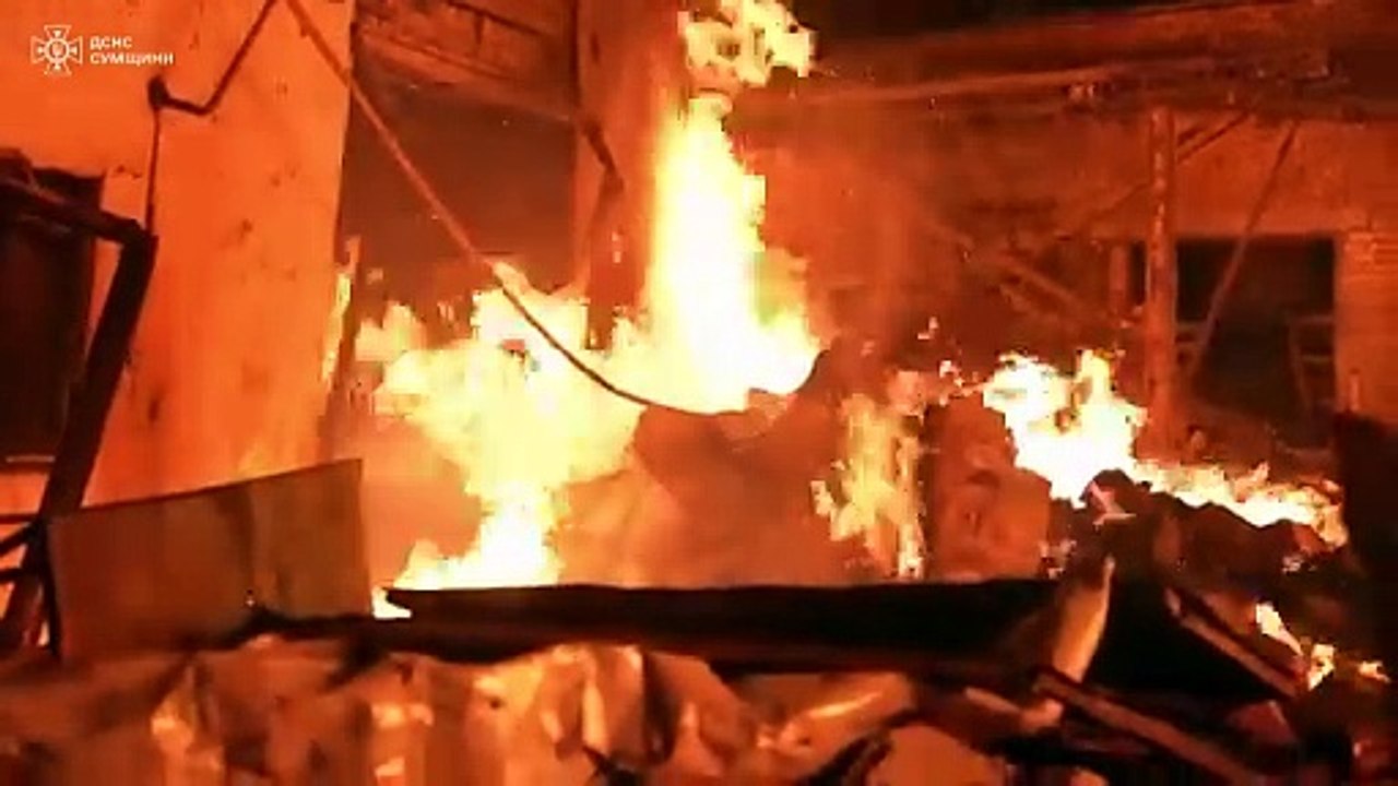 اندلاع حريق هائل في سومي عقب غارات جوية روسية عنيفة