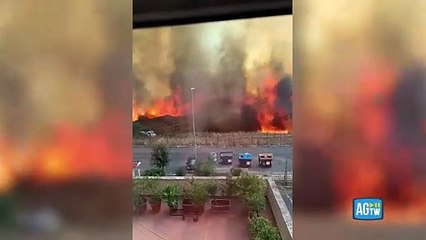 Maxi incendio di Cinecittà, il grido degli abitanti: «Ci sono i pompieri sotto le fiamme»