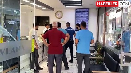 Bıçaklı saldırganı kaçmasın diye odaya kilitledi