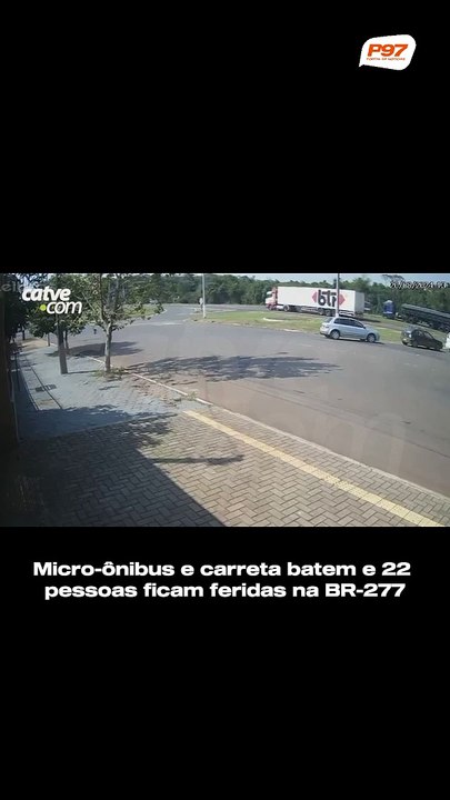 Micro-ônibus e carreta batem e 22 pessoas ficam feridas na BR-277