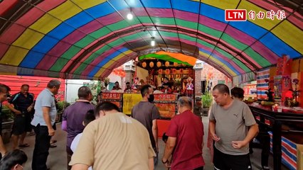 不只除夕發美金紅包！ 鹿港永安宮普度也大撒美鈔