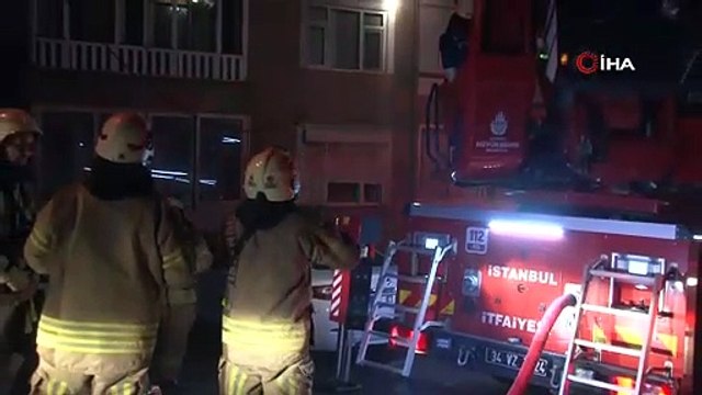 Sarıyer’de 4 katlı binanın çatısında çıkan yangın korkuttu