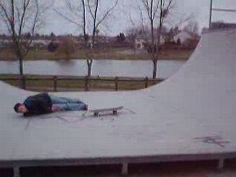 xyxy nul en skate sur rampe