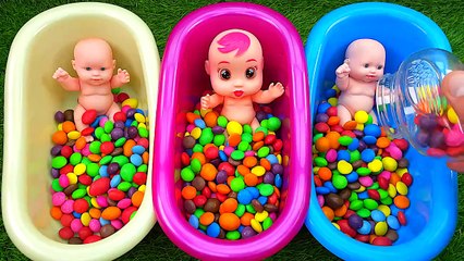 Color 3 BathTub Mixing Rainbow Candy with Baby