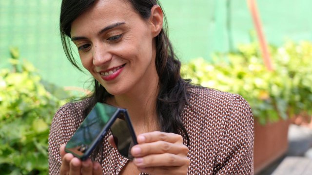 Probamos los nuevos razr, los smartphones plegables de alta gama de Motorola