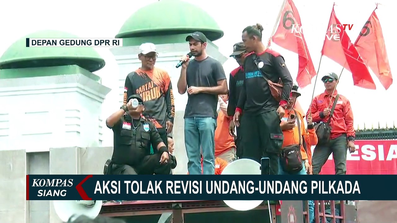 Selebritas Reza Rahadian Turun ke Jalan, Ikut Demo Kawal Putusan MK di Gedung DPR RI