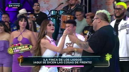 Vivian se cachetea a Neurosis