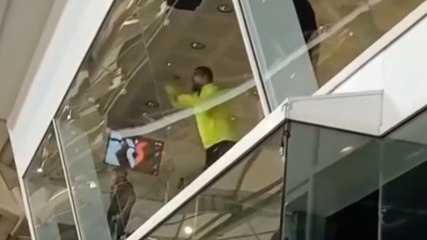 Arda Turan è una furia! Guarda come si scatena in tribuna