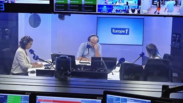 États-Unis : en marge de la convention démocrate, des militants survoltés à l'assaut des stands de goodies