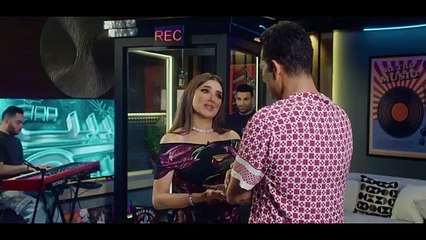 عمرو سعد ومي عمر في مشهد تمثيلي يتحول لحقيقة في بيت السعد