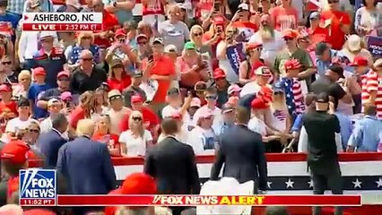 Trump sale de un cristal blindado para abrazar a una mujer que sufre una emergencia médica en el primer mitin al aire libre desde el tiroteo