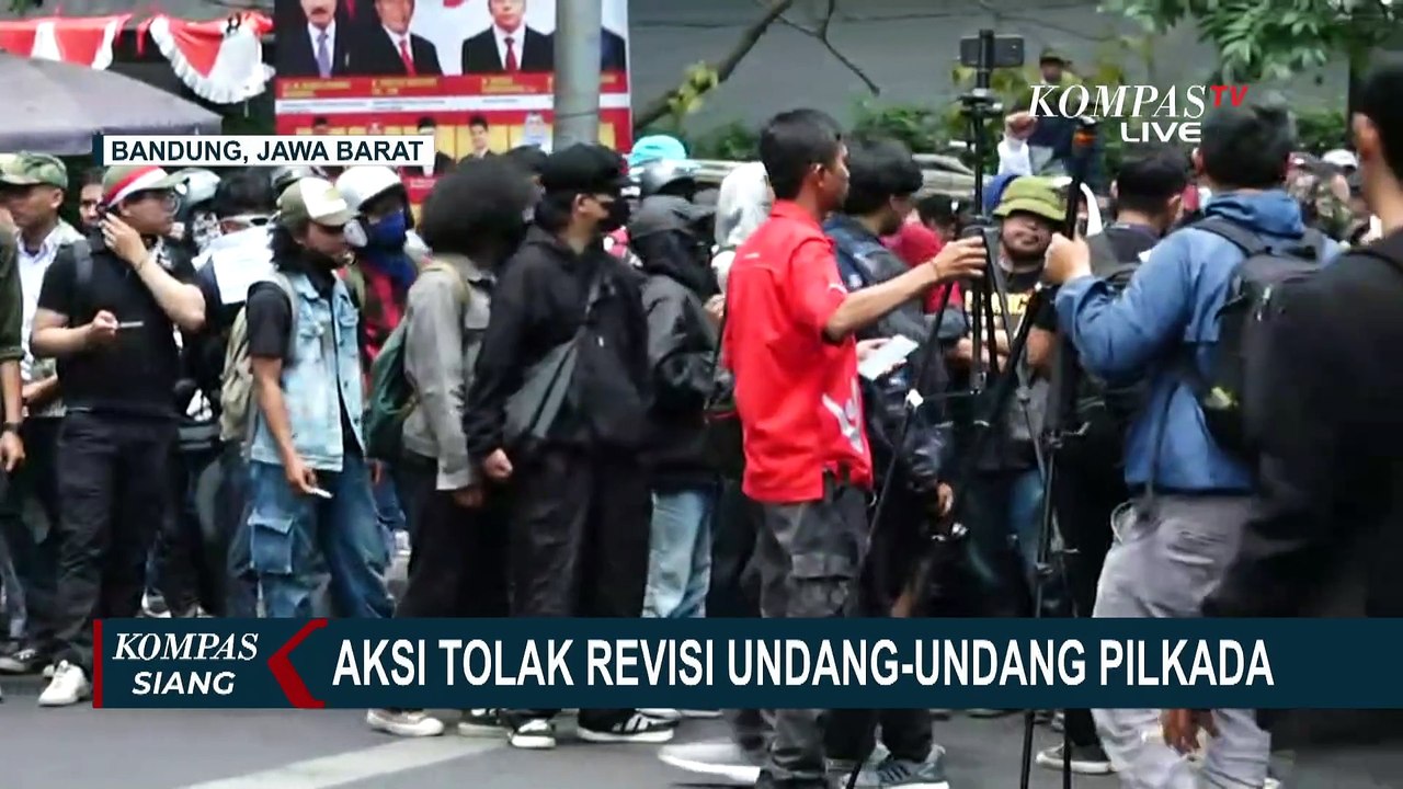 Demo 'Peringatan Darurat' Tolak Upaya Baleg DPR Anulir Putusan MK di Bandung