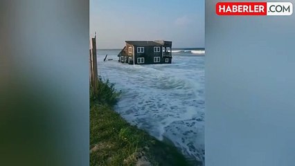 Görenlerin imrenerek baktığı ev, dev dalgalara teslim oldu