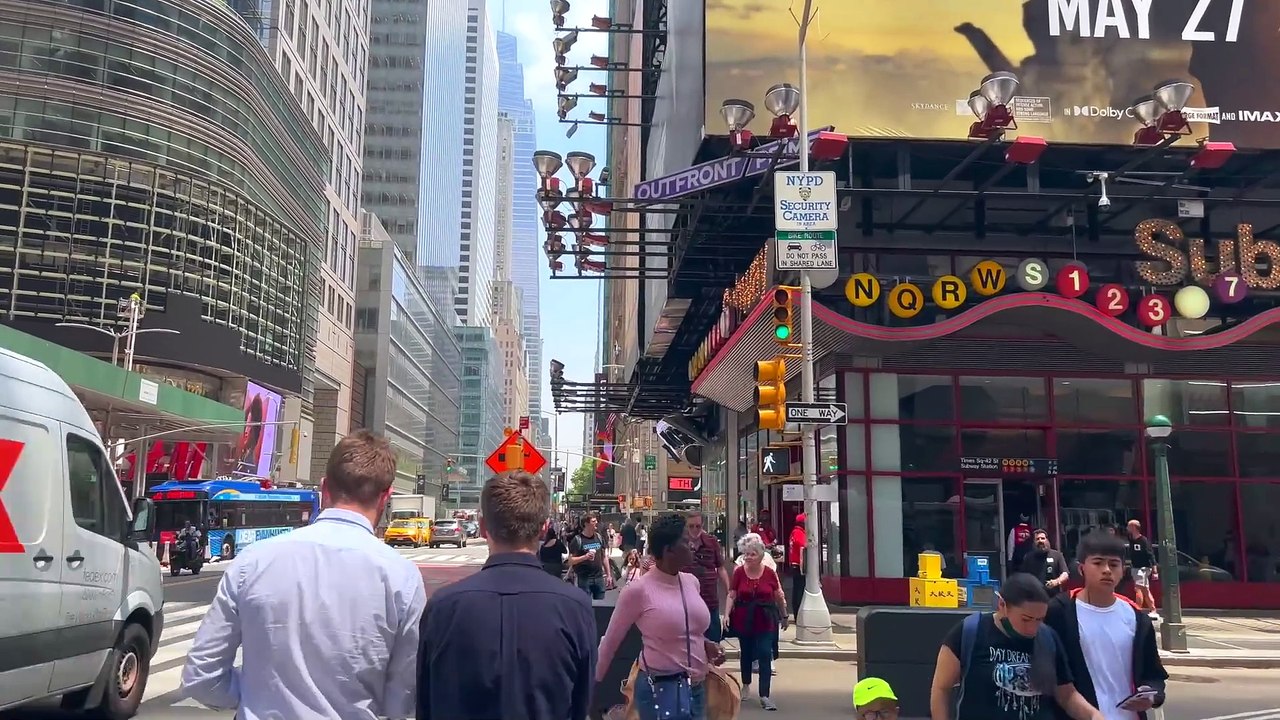 NYC VLOG_ Exploring new parts of the city (and getting ready for a ~special~ event)