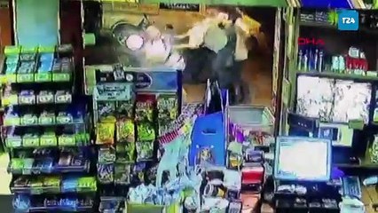 İstanbul Bayrampaşa'da gasp girişimini engellemeye çalışan marketçi, saldırıya uğradı; o anlar kamerada