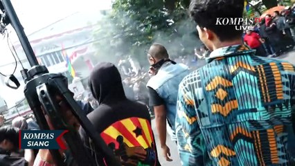 Massa Demo Rusak dan Bakar Baliho Partai, Bentuk Penolakan Revisi UU Pilkada