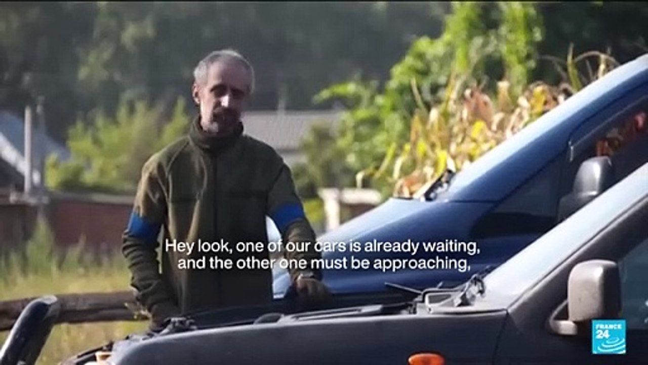 On_the_road_to_Russia,_Ukrainian_soldiers_take_stock_as_villagers_flee_•_FRANCE_24_English(360p)