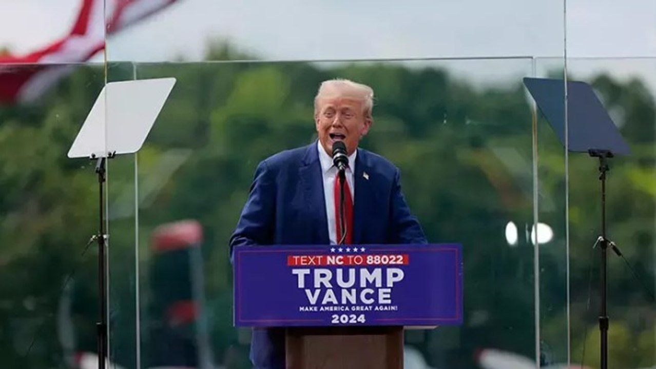 Donald Trump, suikast girişimi sonrası ilk mitinginde kurşun geçirmez cam ardından konuştu