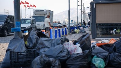 Çalışanlar iş bıraktı, İzmir'de çöp dağları oluştu...