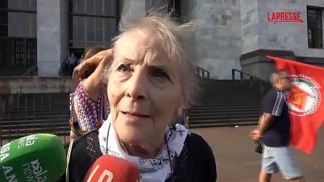 Milano, gli inquilini del Pio Albergo Trivulzio davanti al Tribunale: «Bloccate gli sfratti»