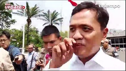 Datangi Demonstran Penolak Revisi UU Pilkada, Habiburokhman Dilempari Botol