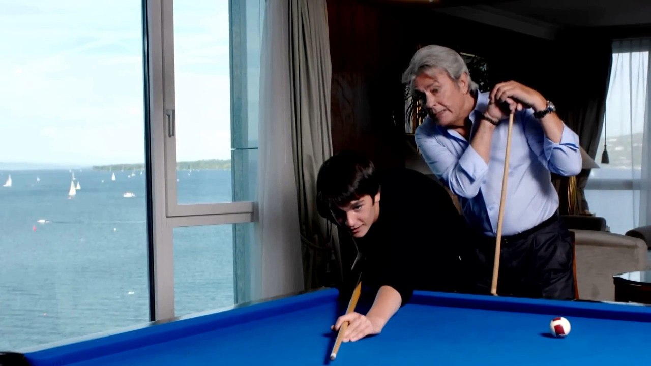 Alain-Fabien Delon se confie sur sa ressemblance troublante avec son père Alain Delon et leur relation dans "Sept à Huit" sur TF1.