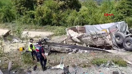 Bolu Dağı Düzce mevkiinde kum yüklü TIR, karşı şeride geçerek kaza yaptı: Ölü ve yaraılar var