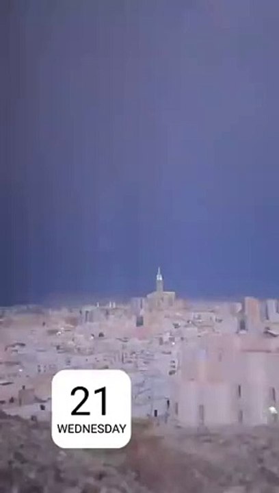 صاعقة تضيء سماء مكة المكرمة وتثير تفاعلاً واسعاً