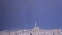 صاعقة تضيء سماء مكة المكرمة وتثير تفاعلاً واسعاً