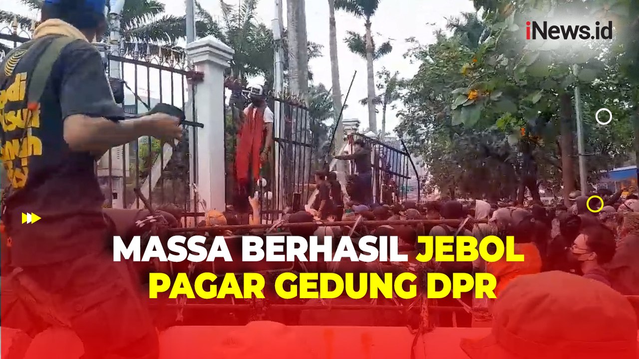 Demo Ricuh, Aksi Massa Berhasil Jebol Pagar Gedung DPR