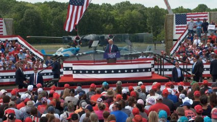 Trump derrière des vitres pare-balles lors d'un meeting en extérieur