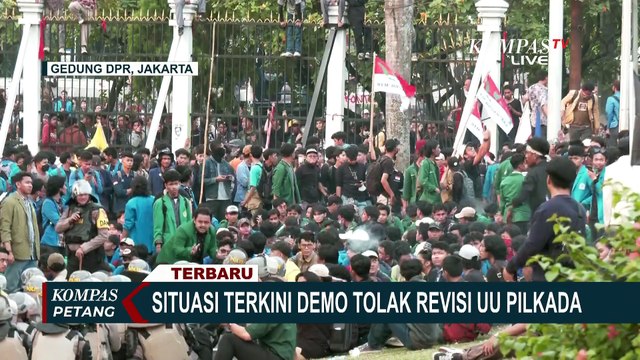 Situasi Demo Kawal Putusan MK, Massa Duduki Jalan Tol Depan Gedung DPR RI