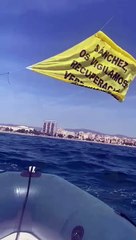 Agentes de la Guardia Civil interceptando a activistas de Greenpeace en Barcelona
