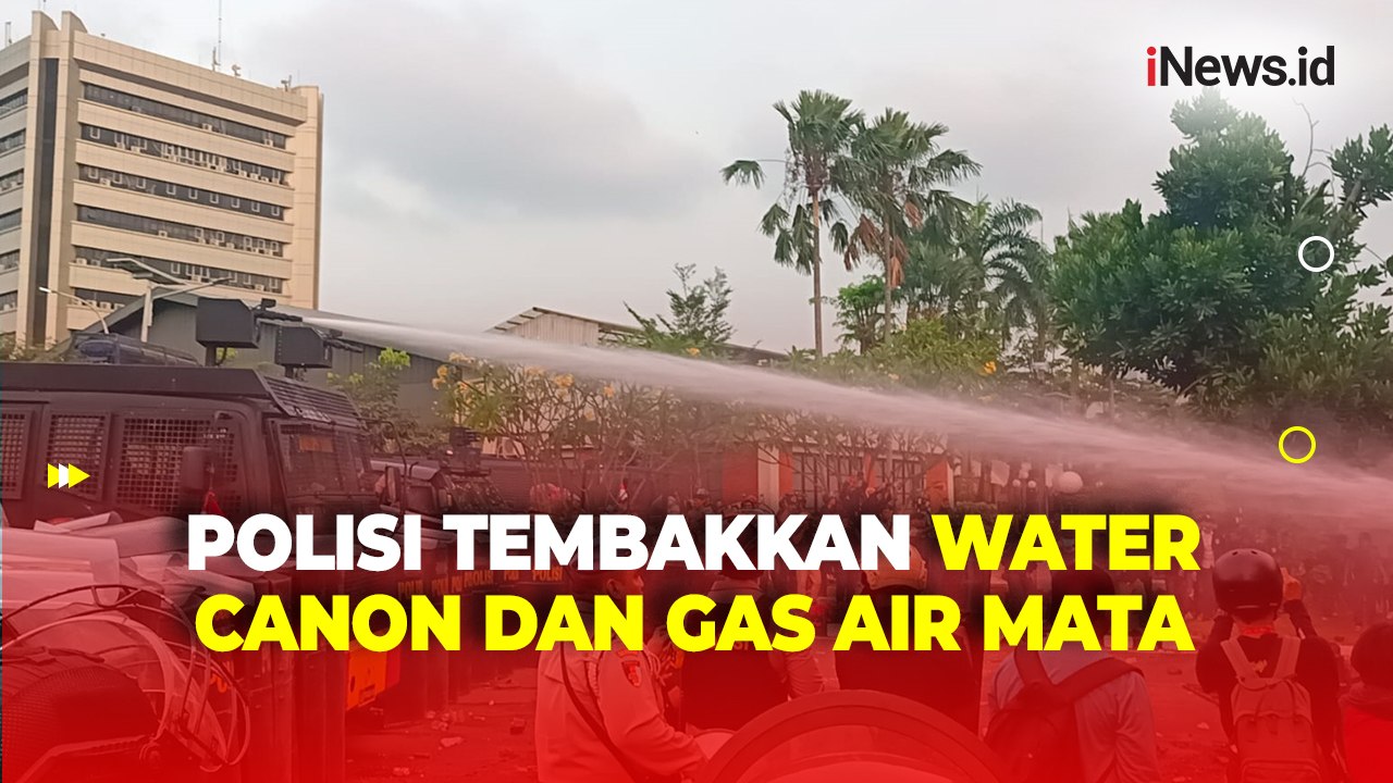 Polisi Tembakkan Water Canon dan Gas Air Mata usai Massa Aksi Terobos Gedung DPR